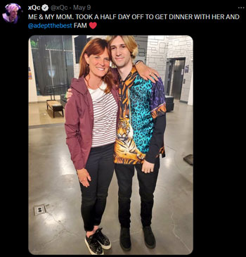 xQc on Twitter with his mum